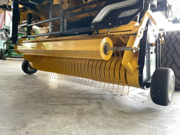 <em class="placeholder">Pick-up de la presse à balles rondes à chambre variable New Holland Pro-Belt 165</em>