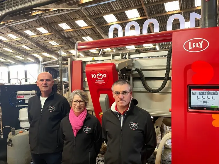 <em class="placeholder">Dominique Guimené, Marie-Pierre Guimené et Régis Monnier, associés du Gaec des Gressets (Morbihan) devant leur robot de traite Astronaut A5, 10 000e de Lely France</em>
