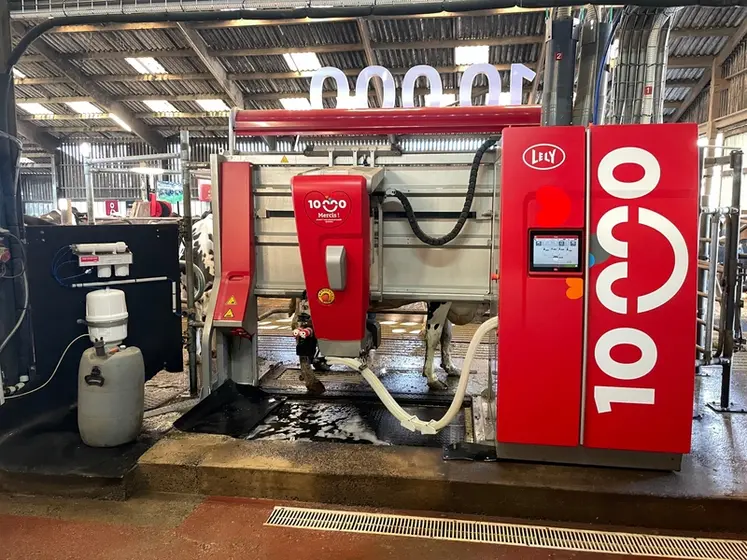 <em class="placeholder">Robot de traite Astronaut A5, 10 000e de Lely France, du Gaec des Gressets dans le Morbihan</em>