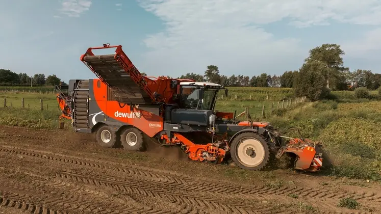 <em class="placeholder">Arracheuse automotrice de pommes de terre Dewulf Enduro Gen 2.</em>