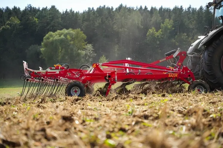 <em class="placeholder">Déchaumeur scalpeur Einböck Razor au travail sur des chaumes de céréales</em>