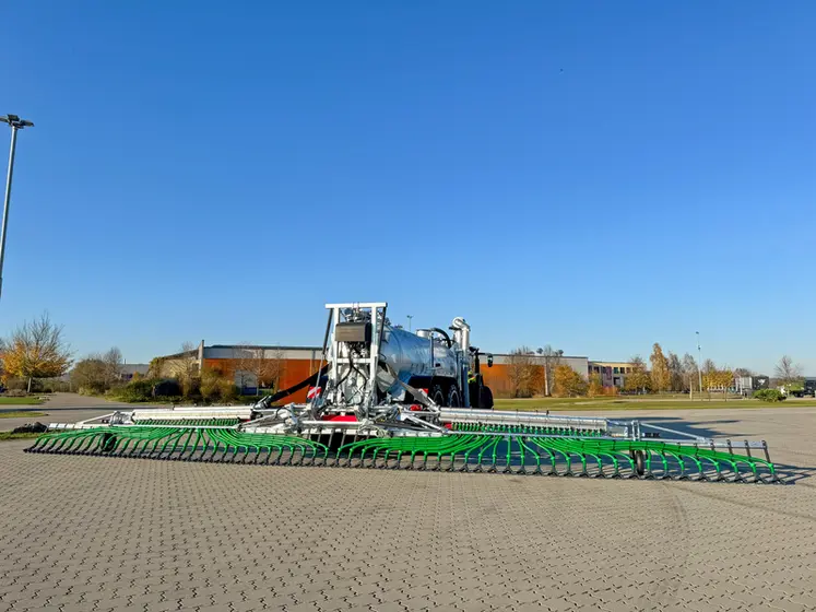 <em class="placeholder">Tonne à lisier Fliegl avec rampe à lisier à patins équipée d&#039;un répartiteur à vis sans fin</em>
