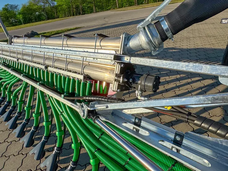 <em class="placeholder">Répartiteur à vis sans fin de rampe à lisier à patins Skatemaster de Fliegl</em>