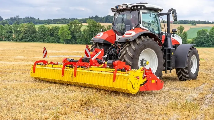 <em class="placeholder">Herse rotative Pöttinger Lion V attelée à un tracteur Steyr </em>