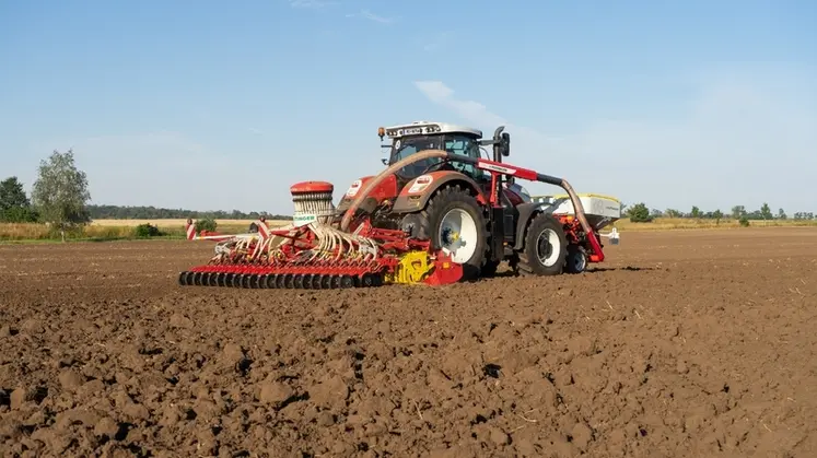 <em class="placeholder">Herse rotative Pöttinger Lion V et rampe de semis Aerosem FDD attelée à un tracteur Steyr </em>