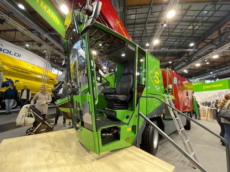 <em class="placeholder">Mélangeuse automotrice Straumann Primus 600 équipée de la nouvelle cabine Smart Feed Cab</em>