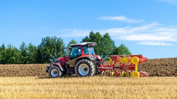 <em class="placeholder">Charrue Pöttinger Servo 2000 derrière un tracteur Lindner Lintrac</em>