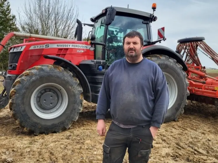 Florent Guilloteau (Loiret) devant un tracteur Massey Ferguson de la société en nom collectif