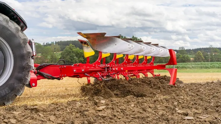 Charrue Pöttinger Servo 4000 en position hors-raie