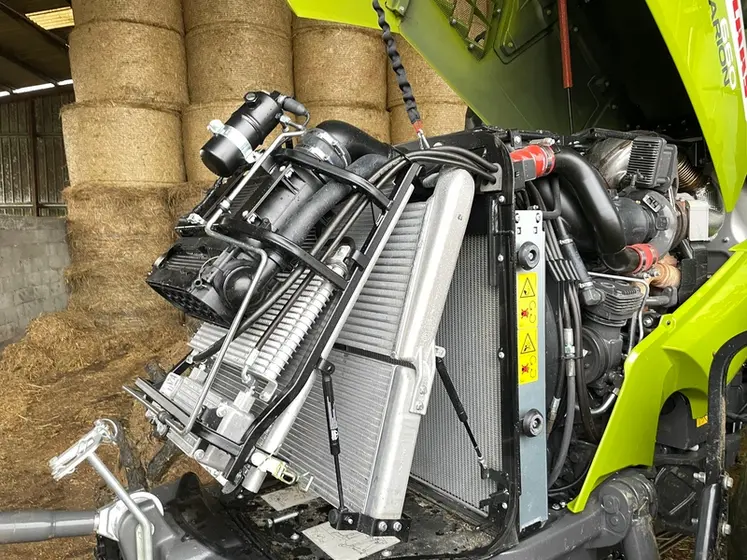 <em class="placeholder">Tracteur Claas Arion 660 CMatic avec le capot moteur ouvert.</em>