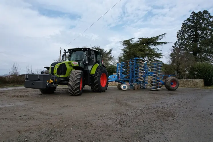<em class="placeholder">Tracteur Claas Arion 660 CMatic avec un déchaumeur Lemeken Rubin 10.</em>