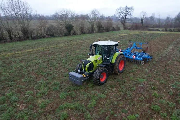 <em class="placeholder">Tracteur Claas Arion 660 CMatic au travail avec un déchaumeur Lemken Rubin 10</em>