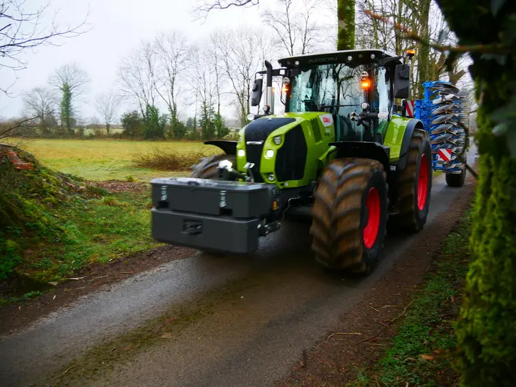 <em class="placeholder">Tracteur Claas Arion 660 CMatic sur la route avec un déchaumeur Lemken Rubin 10</em>