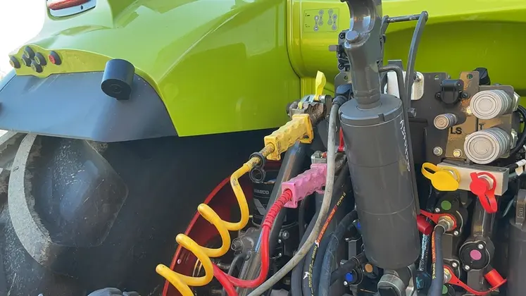 <em class="placeholder">Vue sur l'attelage arrière du tracteur Claas Arion 660 CMatic.</em>