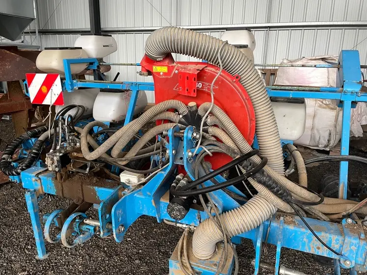 <em class="placeholder">Moteur hydraulique pour actionner la turbine du semoir monograine six rangs de chez Monosem modernisé avec des composants Precision Planting.</em>