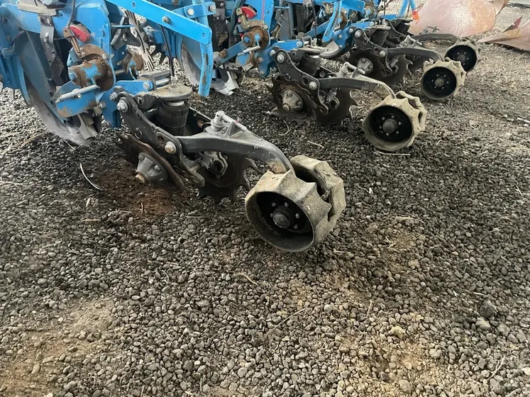 <em class="placeholder">Système de fermeture du sillon du semoir monograine six rangs de chez Monosem modernisé avec des composants Precision Planting.</em>