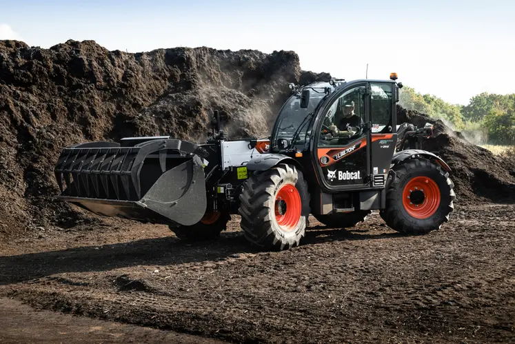 <em class="placeholder">Chargeur télescopique Bobcat TLHF au fumier.</em>