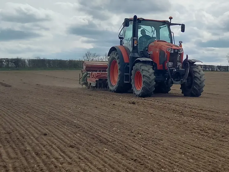 <em class="placeholder">Semis de prairie avec semoir en lignes Nodet Gougis et tracteur Kubota</em>