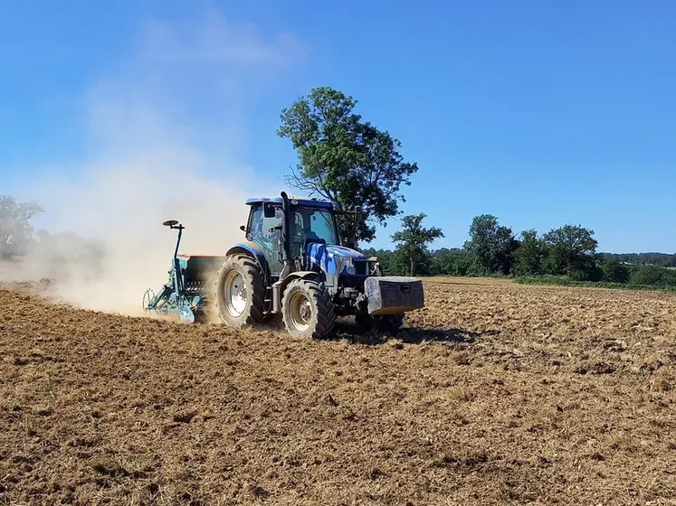 <em class="placeholder">Semis de prairie avec semoir en lignes Sulky et tracteur New Holland</em>