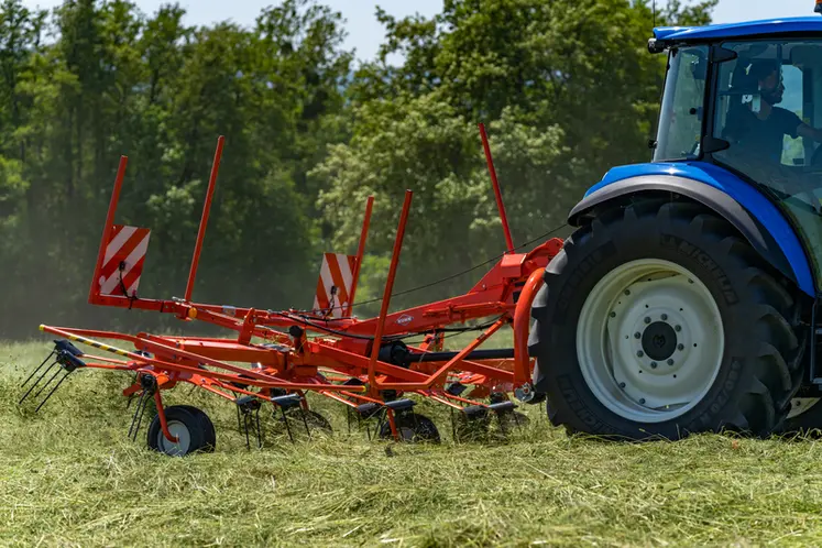 <em class="placeholder">Faneuse Kuhn GF 5203 au travail</em>