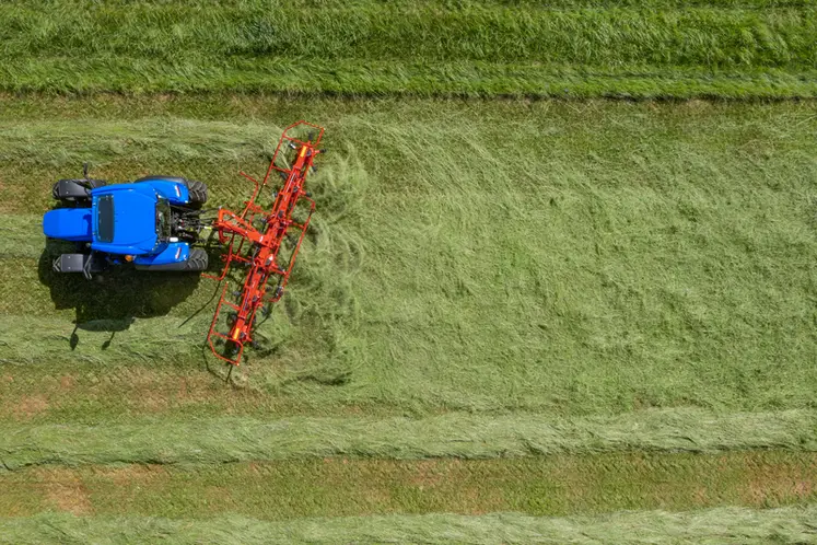 <em class="placeholder">GF 5903 Faneuse Kuhn GF 5903 en position oblique sur tracteur New Holland</em>