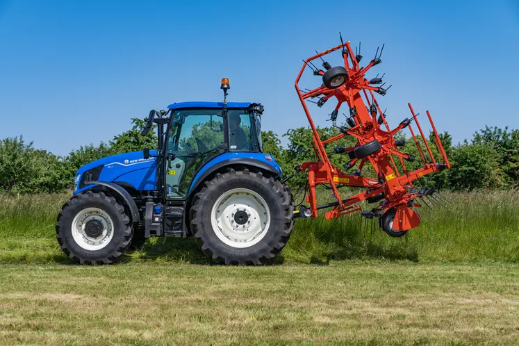 <em class="placeholder">Faneuse Kuhn GF 6503 en position transport sur tracteur New Holland</em>