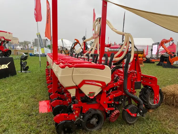 <em class="placeholder">Semoir monograine Sola Velox avec distribution Precision Planting</em>