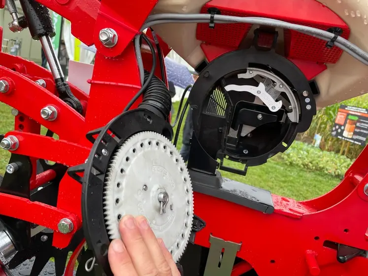 <em class="placeholder">Semoir monograine Sola Velox avec distribution Precision Planting</em>