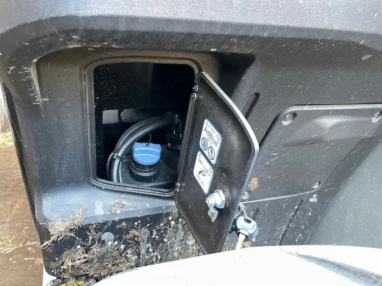 <em class="placeholder">Trappe de réservoir à AdBlue du chargeur télescopique Faresin</em>