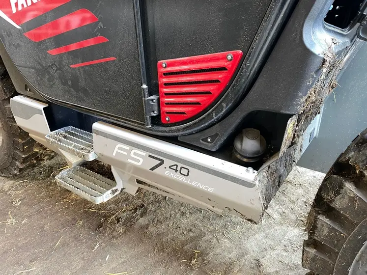 <em class="placeholder">Réservoir à carburant sous la cabine du chargeur télescopique Faresin</em>