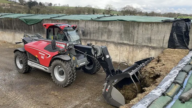 <em class="placeholder">Chargeur télescopique Faresin chargeant de l'ensilage d'herbe avec un godet multifonction Magsi</em>