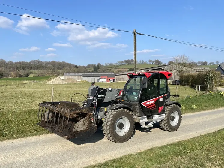 <em class="placeholder">Chargeur télescopique Faresin sur la route</em>