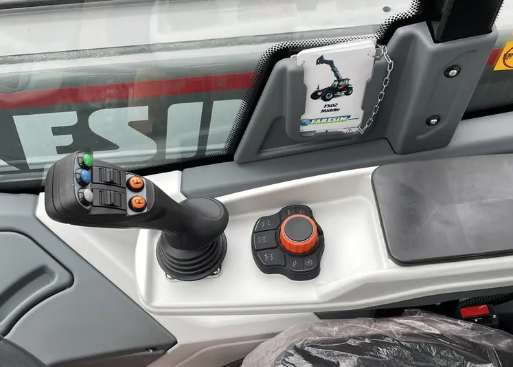 <em class="placeholder">Joystick du chargeur télescopique Faresin</em>