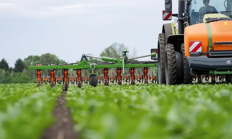 <em class="placeholder">Bineuse Amazone Venterra VR 4 attelé à un tracteur Claas et combiné à une cuve frontale FT-P.</em>