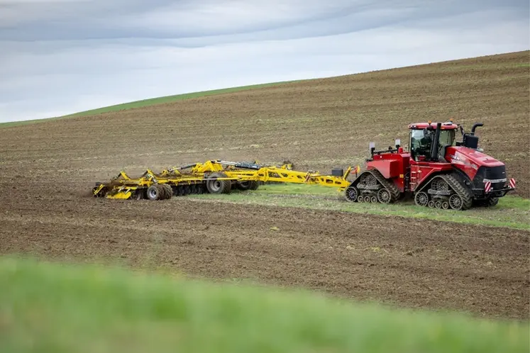 <em class="placeholder">Déchaumeur à disques indépendants Bednar Atlas AE 12400 L attelé à un tracteur Case IH Quadtrac</em>