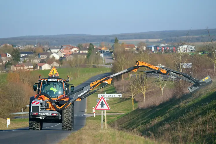 <em class="placeholder">Épareuse Noremat Delta T97 attelée sur un tracteur Valtra</em>
