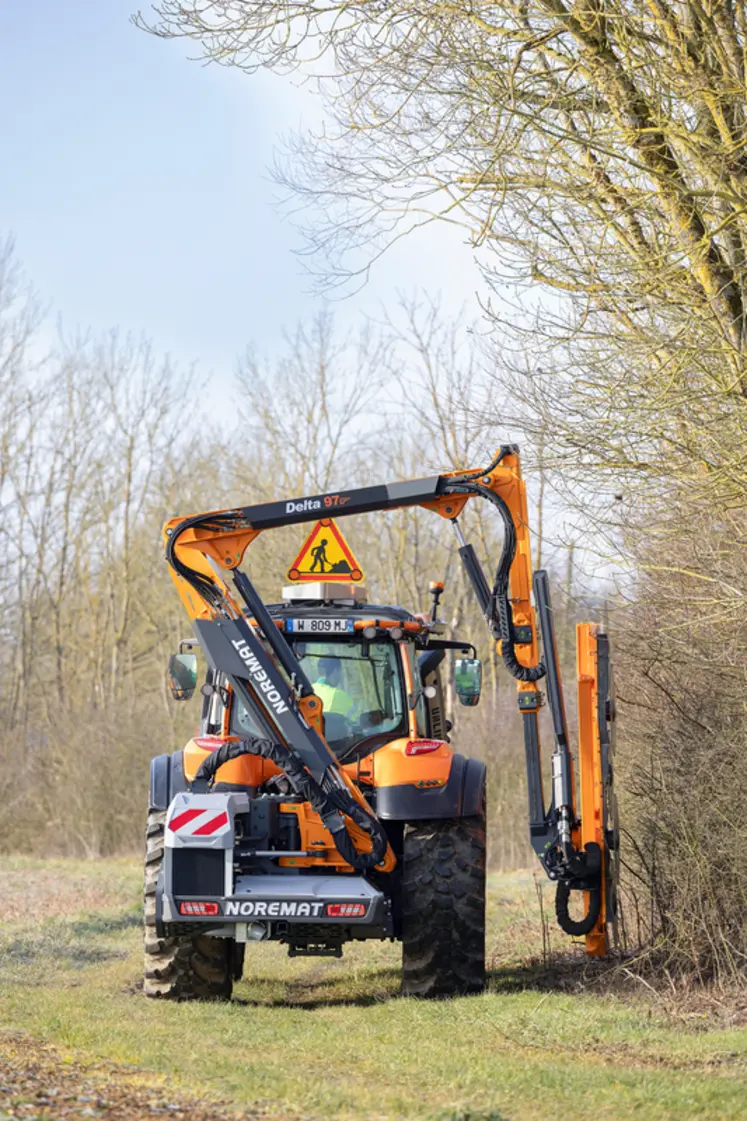 <em class="placeholder">Épareuse Noremat Delyta T97 attelée sur un tracteur Valtra</em>