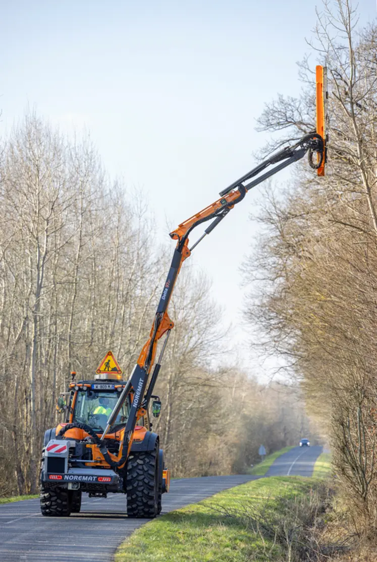 <em class="placeholder">Épareuse Noremat Delta T97 attelée sur un tracteur Valtra</em>