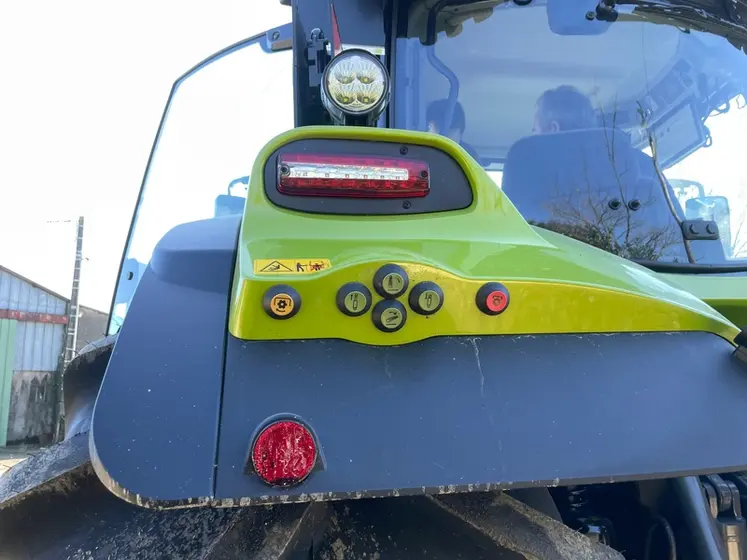 <em class="placeholder">Boutons d'aile arrière gauche du tracteur.</em>