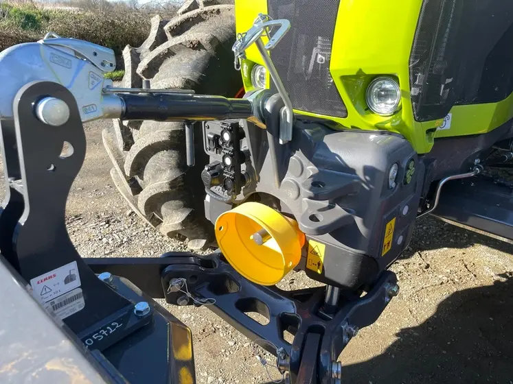 <em class="placeholder">Prise de force frontale du Claas Arion 660 CMatic.</em>