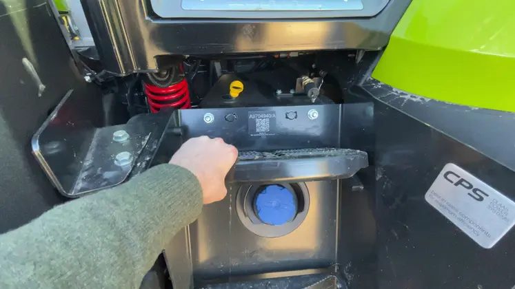 <em class="placeholder">Bouchon de remplissage AdBlue sur tracteur Claas Arion 600.</em>
