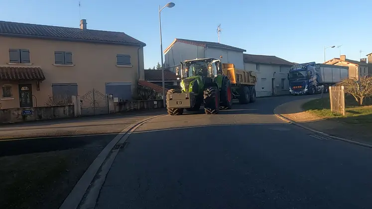 <em class="placeholder">Tracteur Claas Arion 660 CMatic avec benne Joskin sur la route. </em>