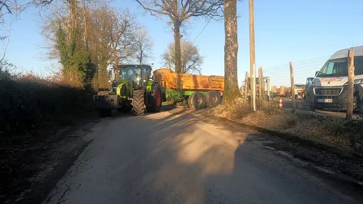 <em class="placeholder">Tracteur Claas Arion 660 CMatic avec benne Joskin sur la route. </em>