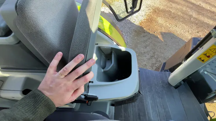 <em class="placeholder">Coffre de rangement réfrigéré sur tracteur Claas Arion 600</em>