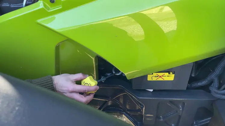 <em class="placeholder">Jauge à huile du tracteur Claas Arion 660 CMatic.</em>