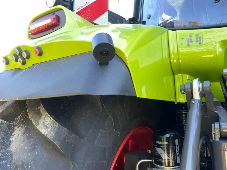 <em class="placeholder">Caméra arrière sur l'aile du tracteur Claas Arion 660 CMatic.</em>