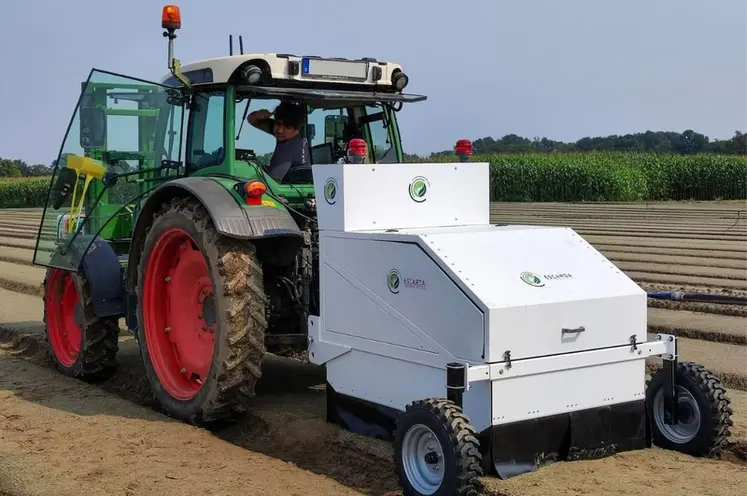 <em class="placeholder">Désherbeuse au laser Escarda Technologies derrière un tracteur Fendt.</em>