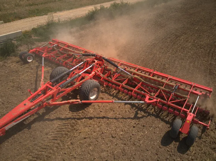 <em class="placeholder">Le déchaumeur à disques indépendant Maschio Gaspardo Véloce TX Isotronic. </em>