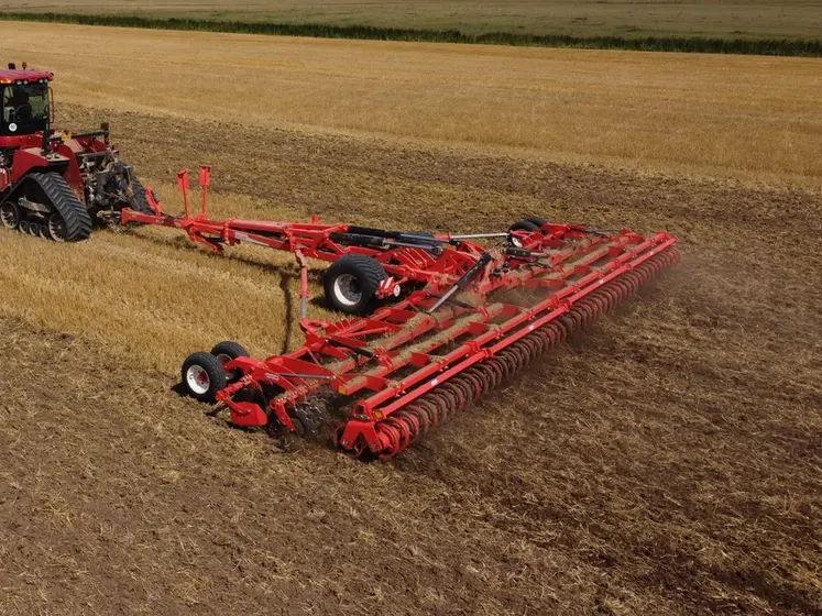<em class="placeholder">Le déchaumeur à disques indépendant Maschio Gaspardo Véloce TX Isotronic attelé à un tracteur Case IH Quadtrac</em>