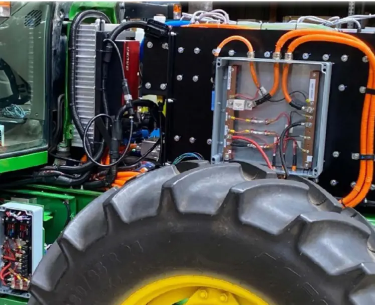 <em class="placeholder">Moteur électrique dans tracteur John Deere 6330.</em>